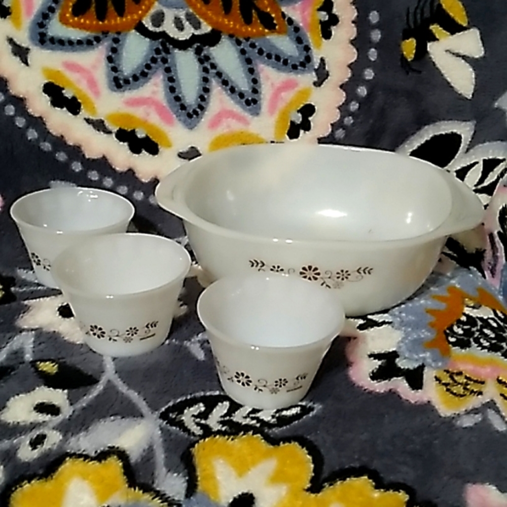 Dynaware casserole bowl & 3dessert cups Pyr-o-rey/Glassware like pyrex